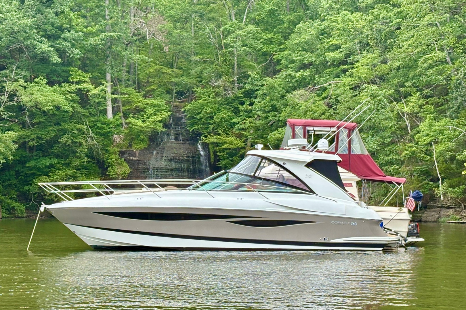 2010 Cobalt 373 — photograph 2