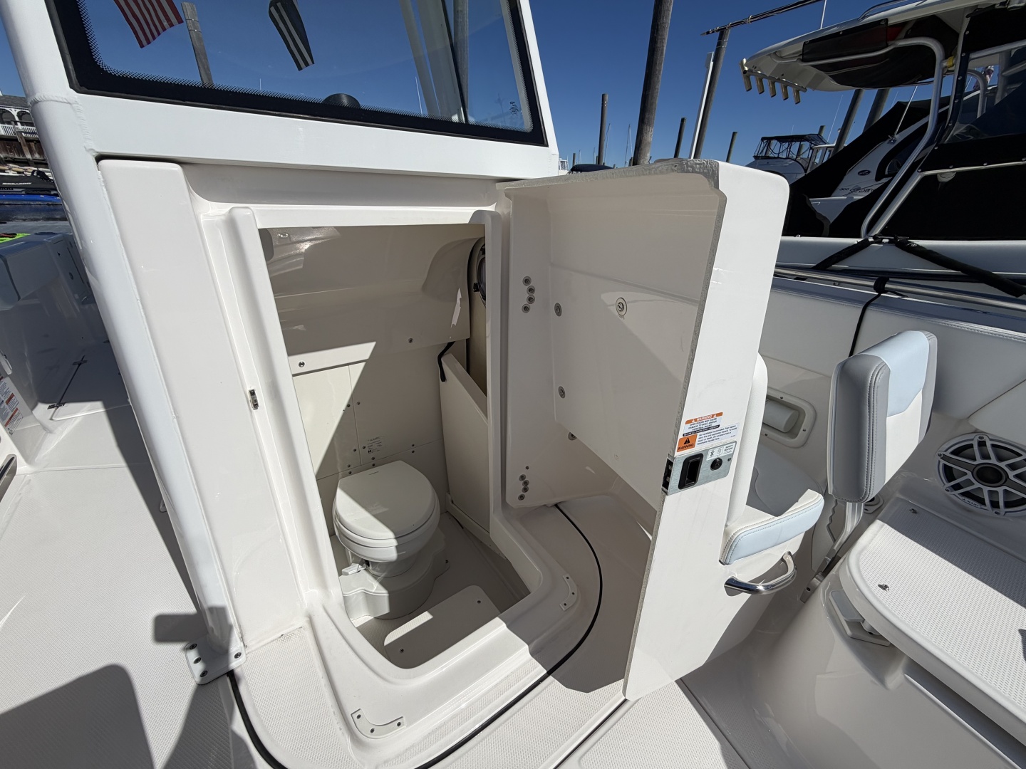 2025 Robalo R250