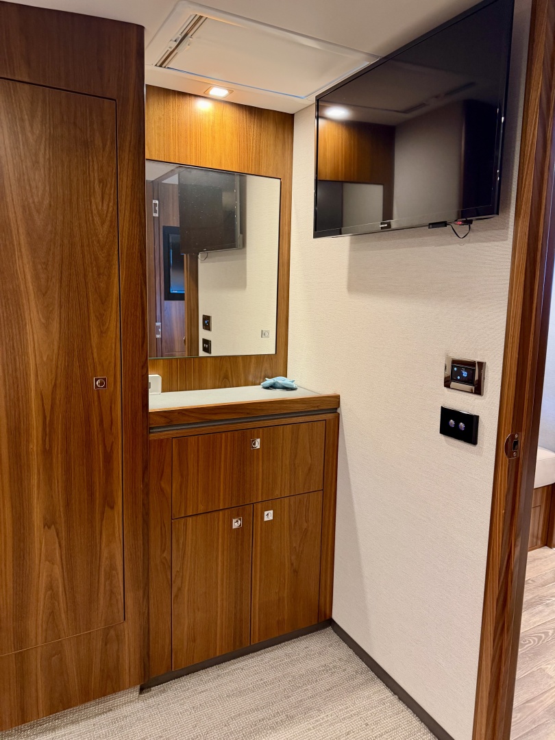 2020 Riviera 4800 Sport Yacht