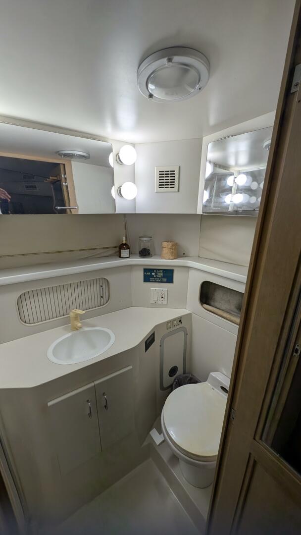 1994 Carver 370 AFT CABIN