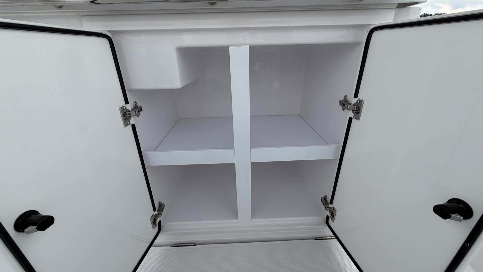 2023 Axopar 28 Cabin w/Wet Bar