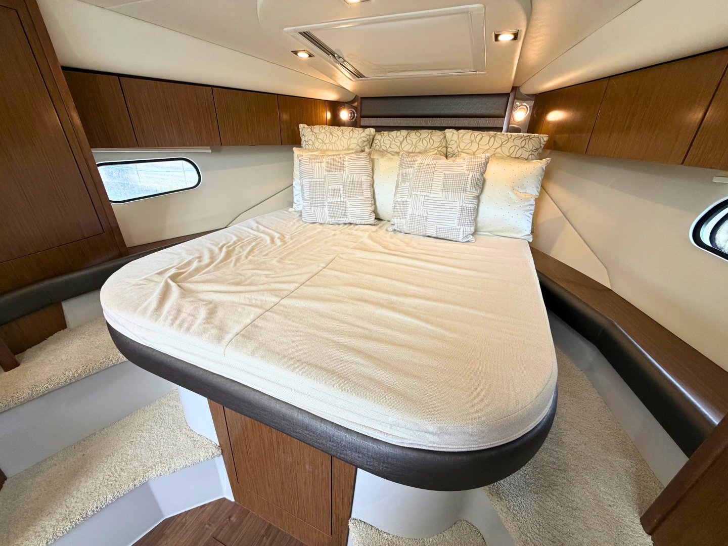 2018 Cruisers Yachts 35 Express