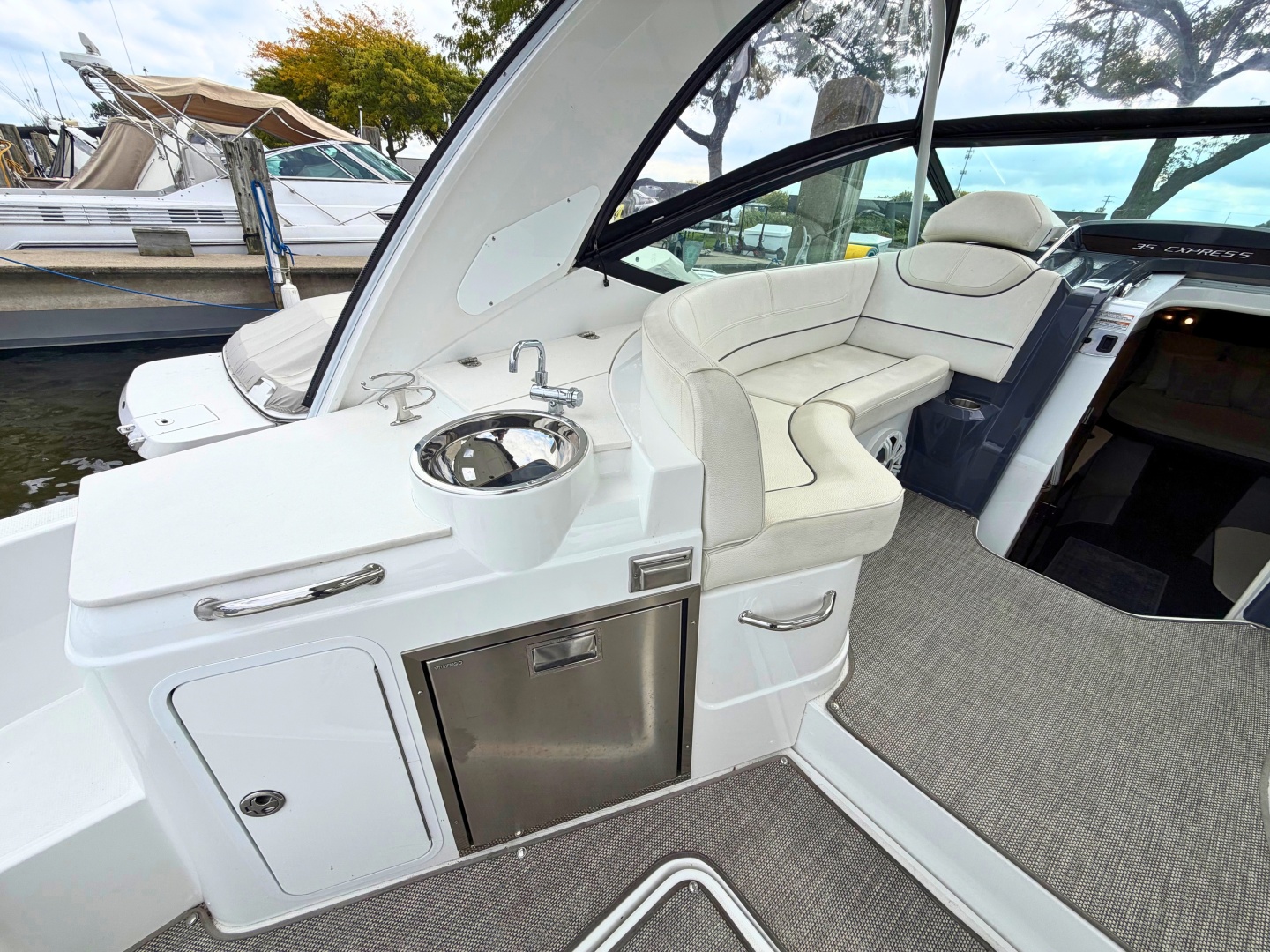 2018 Cruisers Yachts 35 Express