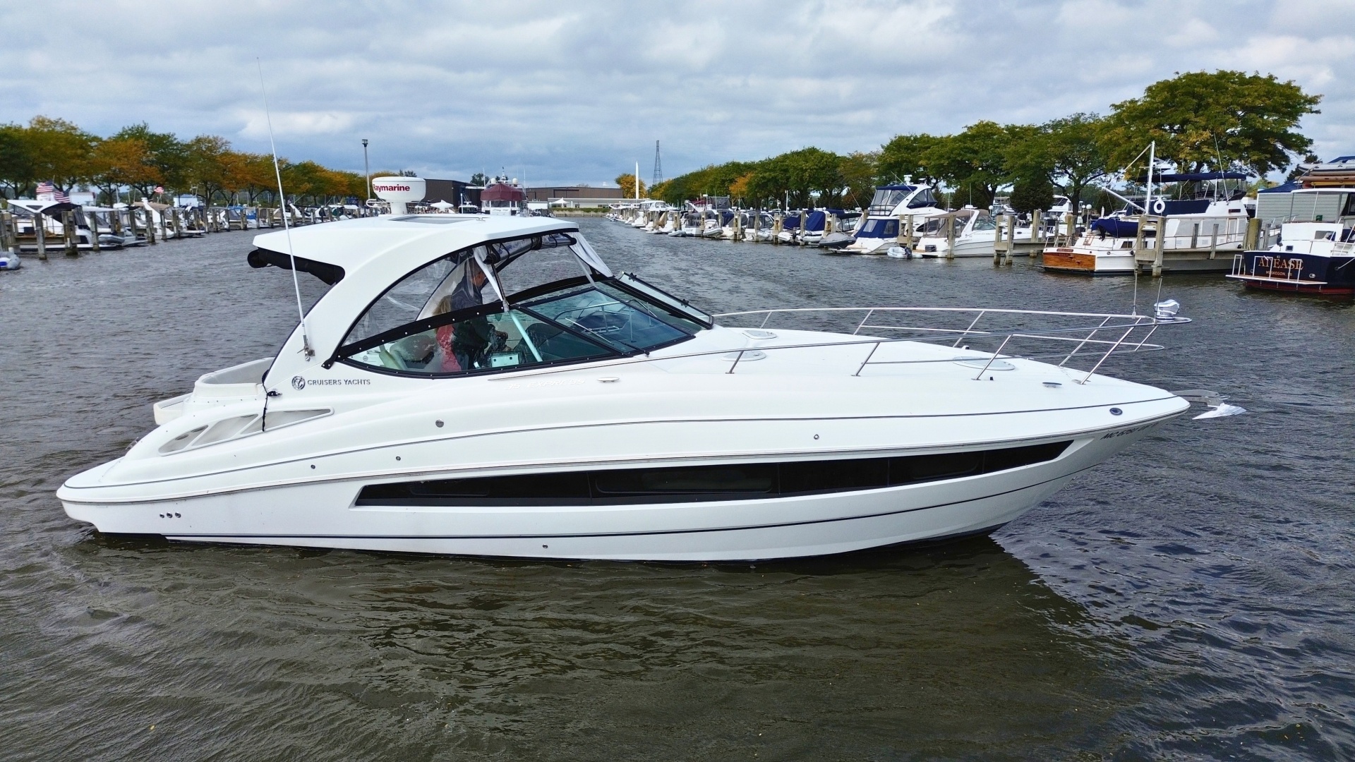 2018 Cruisers Yachts 35 Express