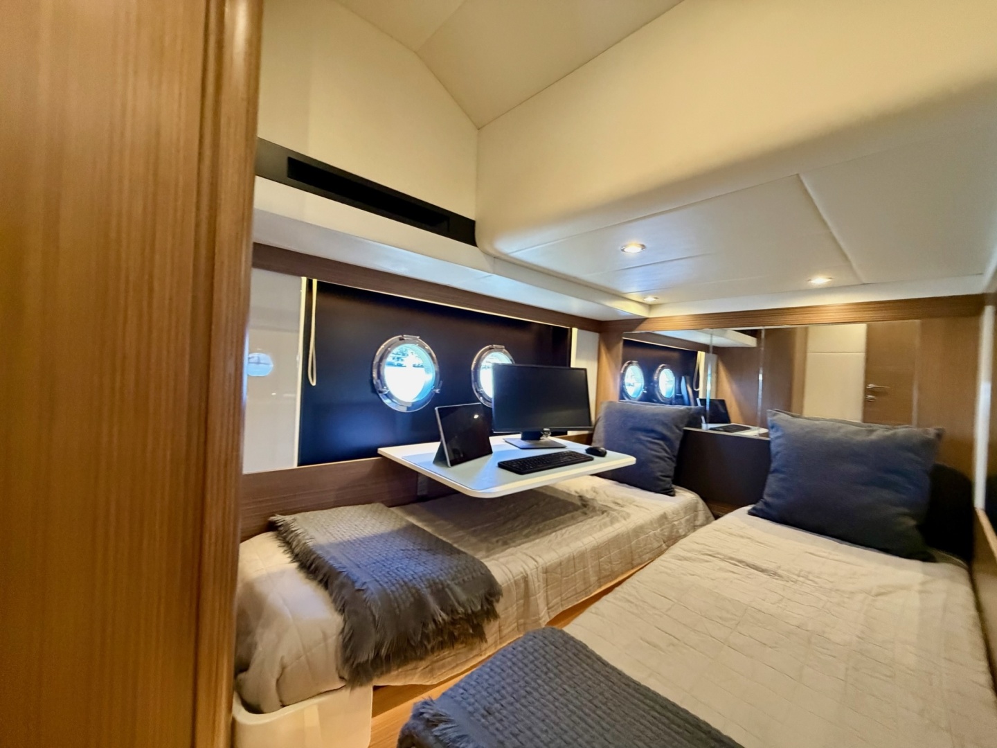 2017 Absolute Navetta 52