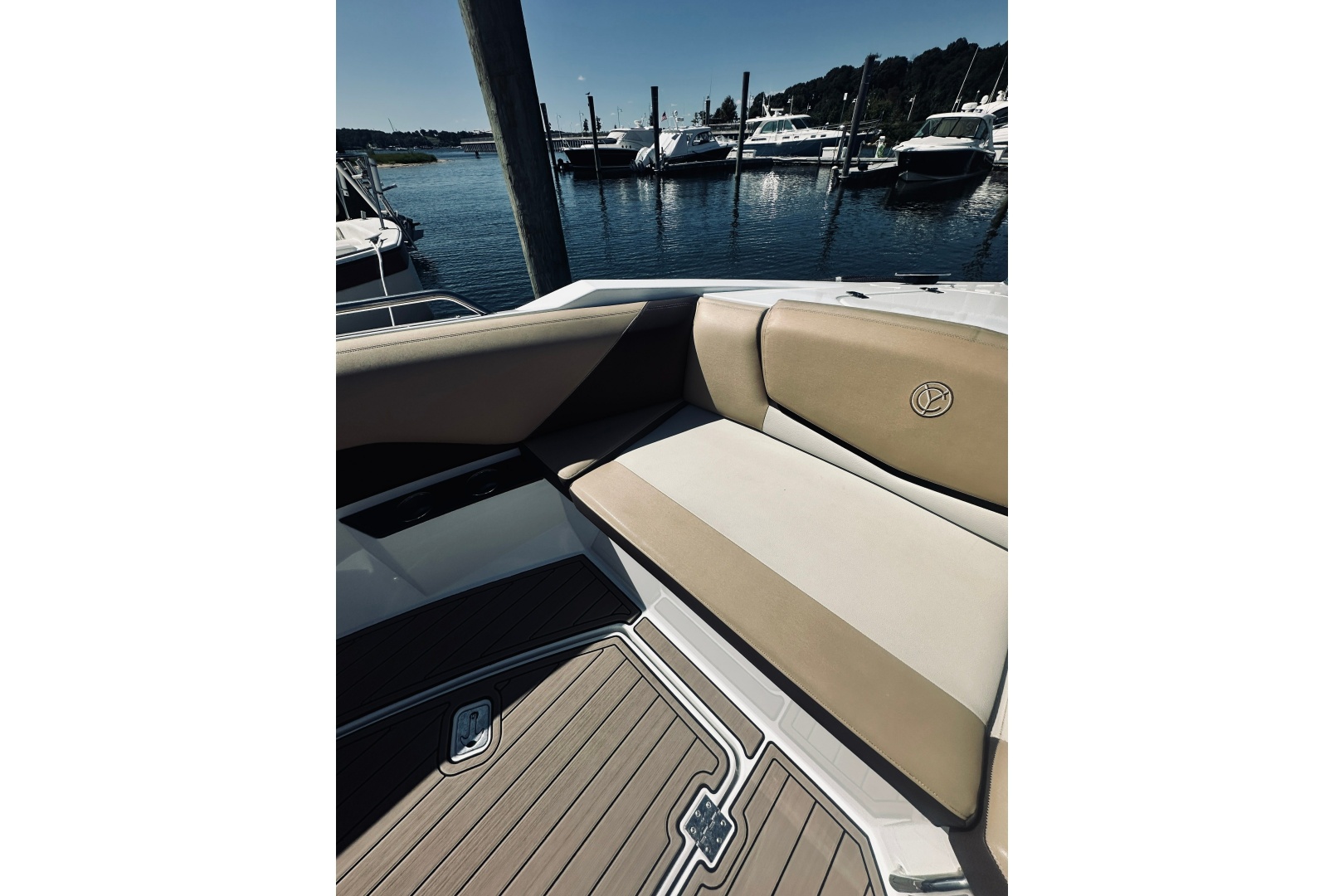 2015 Cruisers Sport Series 328 Bow Rider