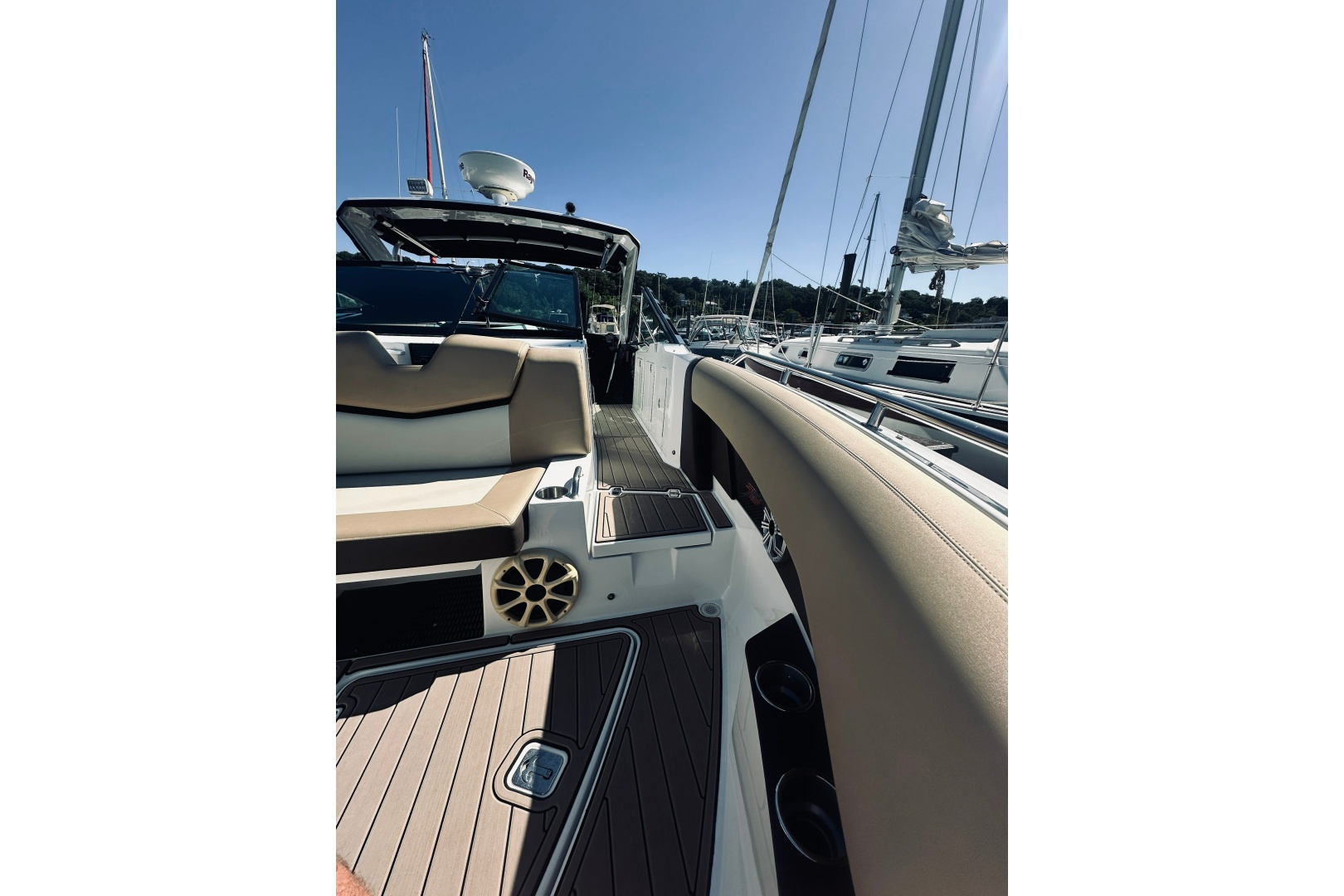2015 Cruisers Sport Series 328 Bow Rider