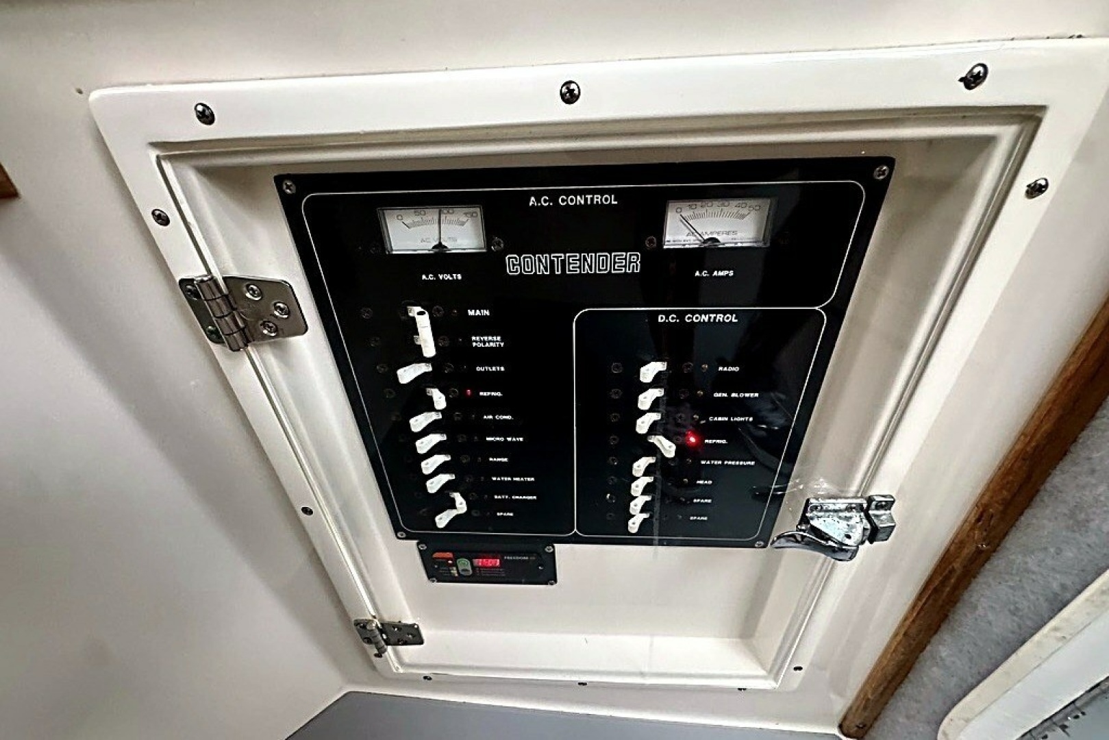 2003 Contender 35 Side Console