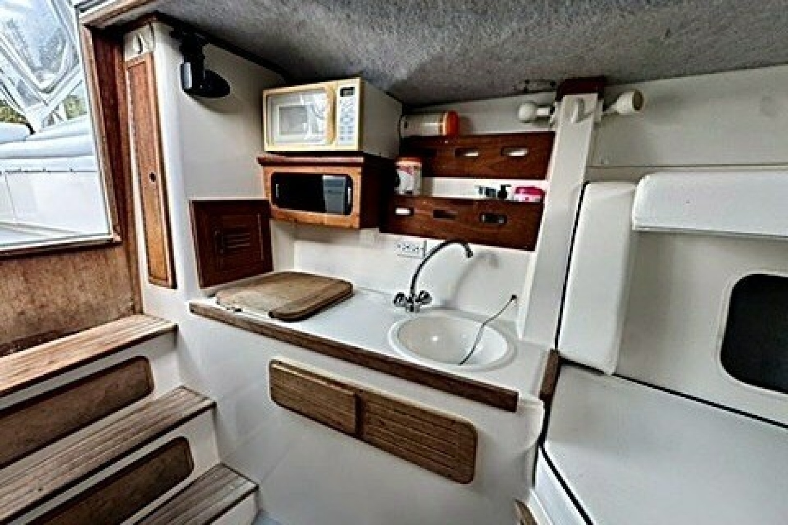 2003 Contender 35 Side Console