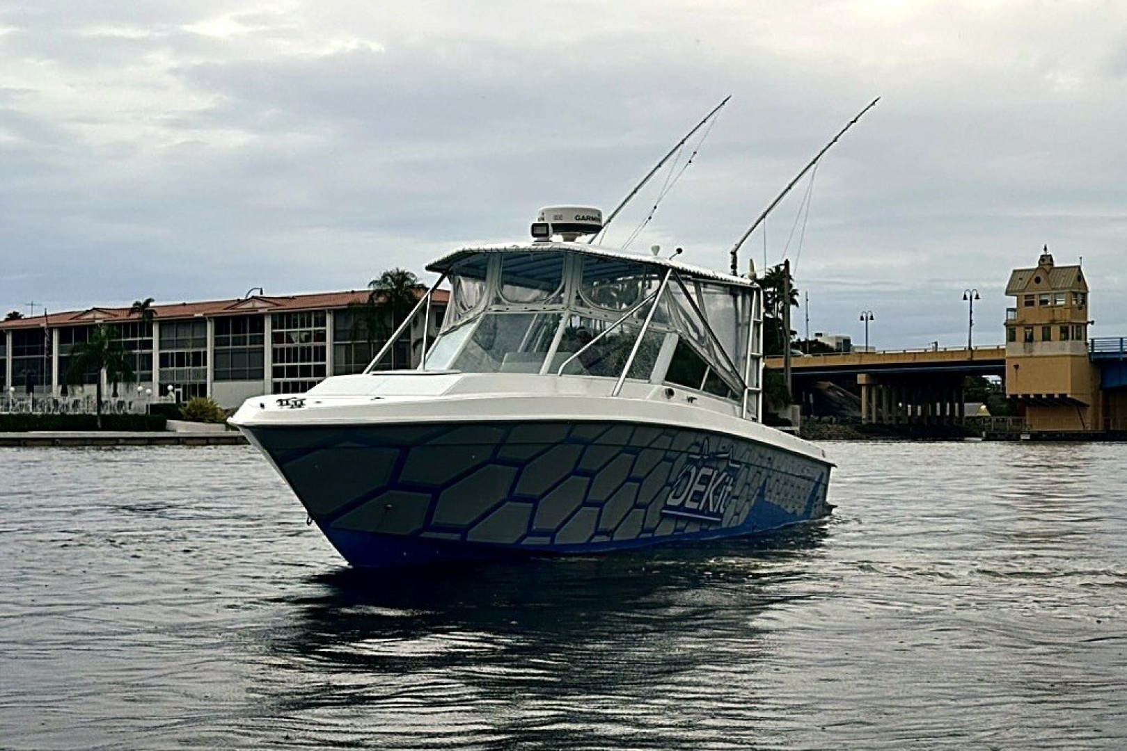 2003 Contender 35 Side Console — photograph 2