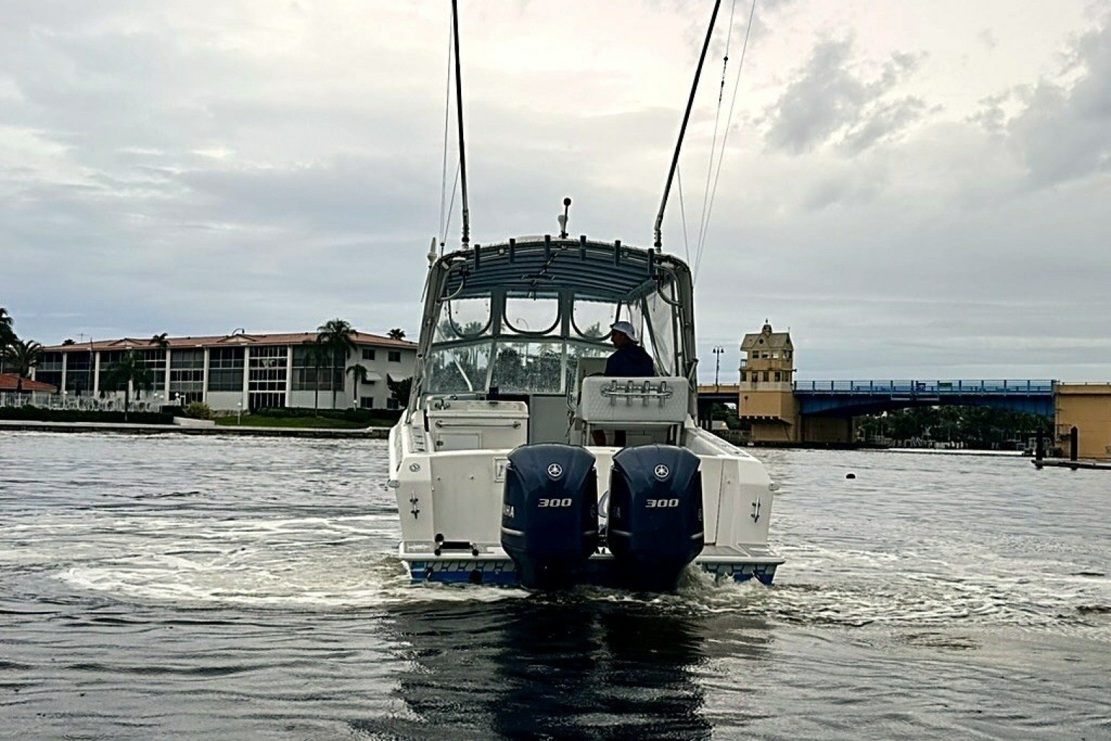 2003 Contender 35 Side Console — photograph 5