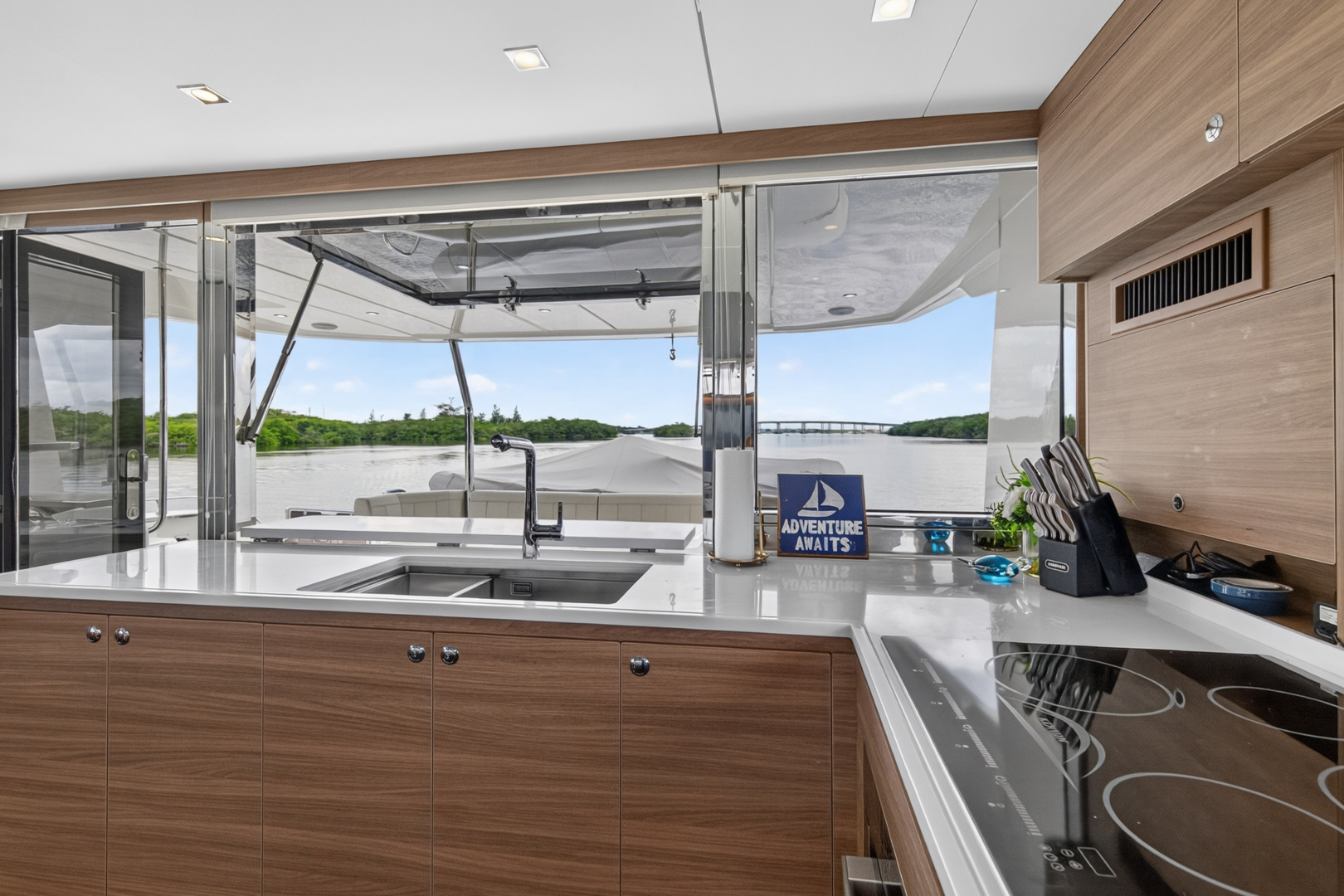 2025 Aquila 54 YACHT
