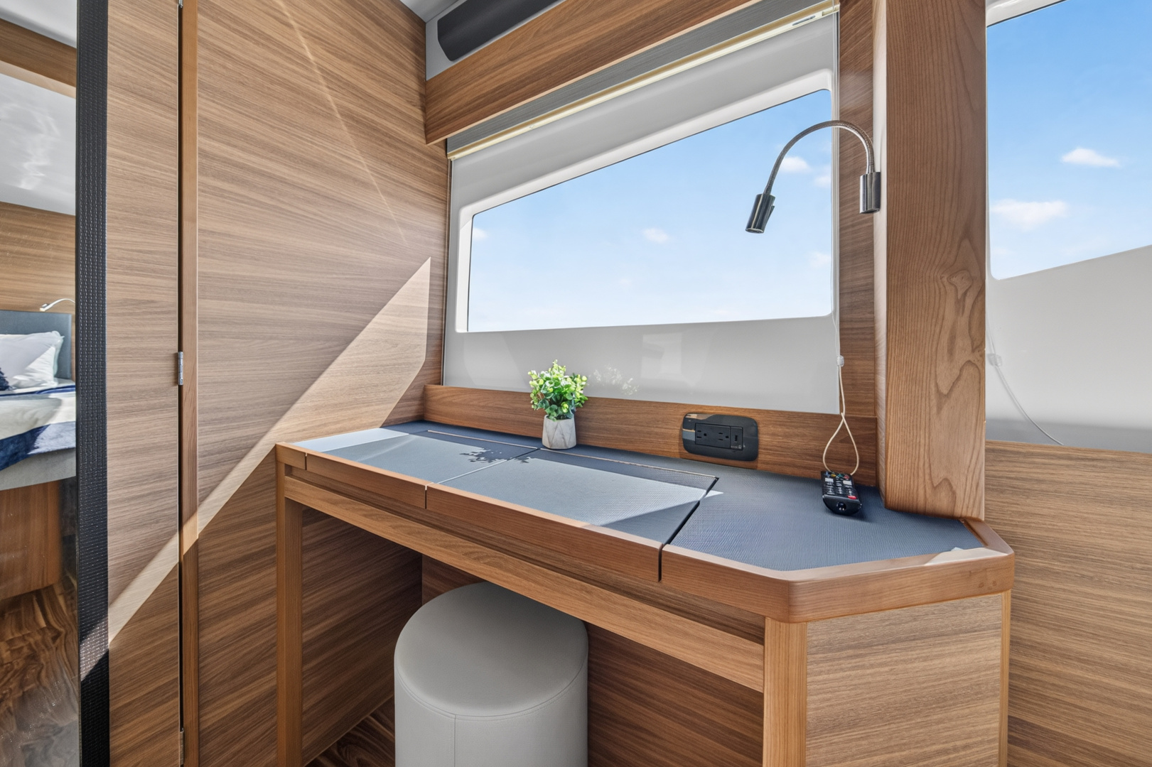 2025 Aquila 54 YACHT