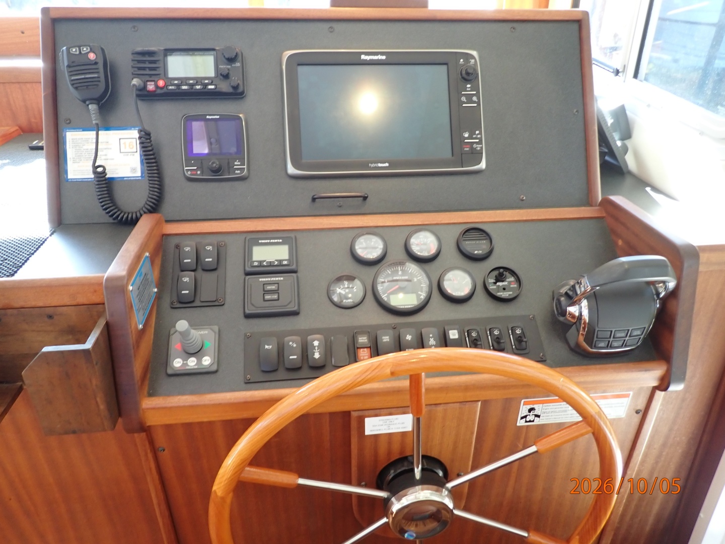 34' Nordic Tugs pilothouse helm2