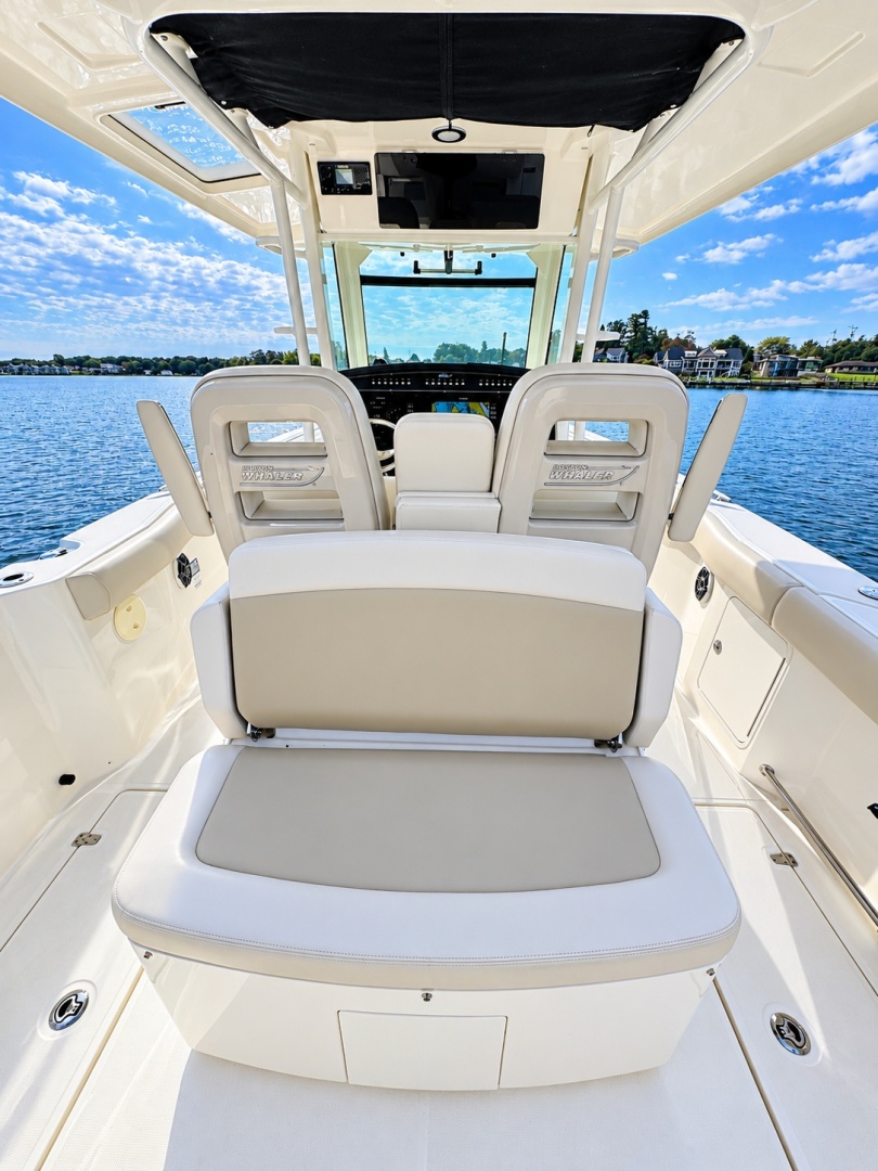 33ft Boston Whaler Yacht For Sale