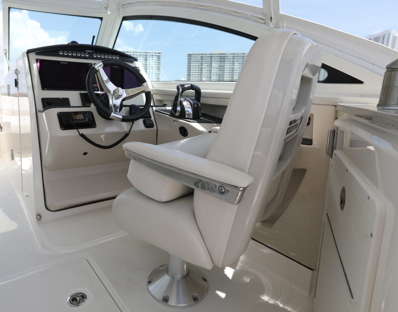 2016 Boston Whaler 320 Vantage