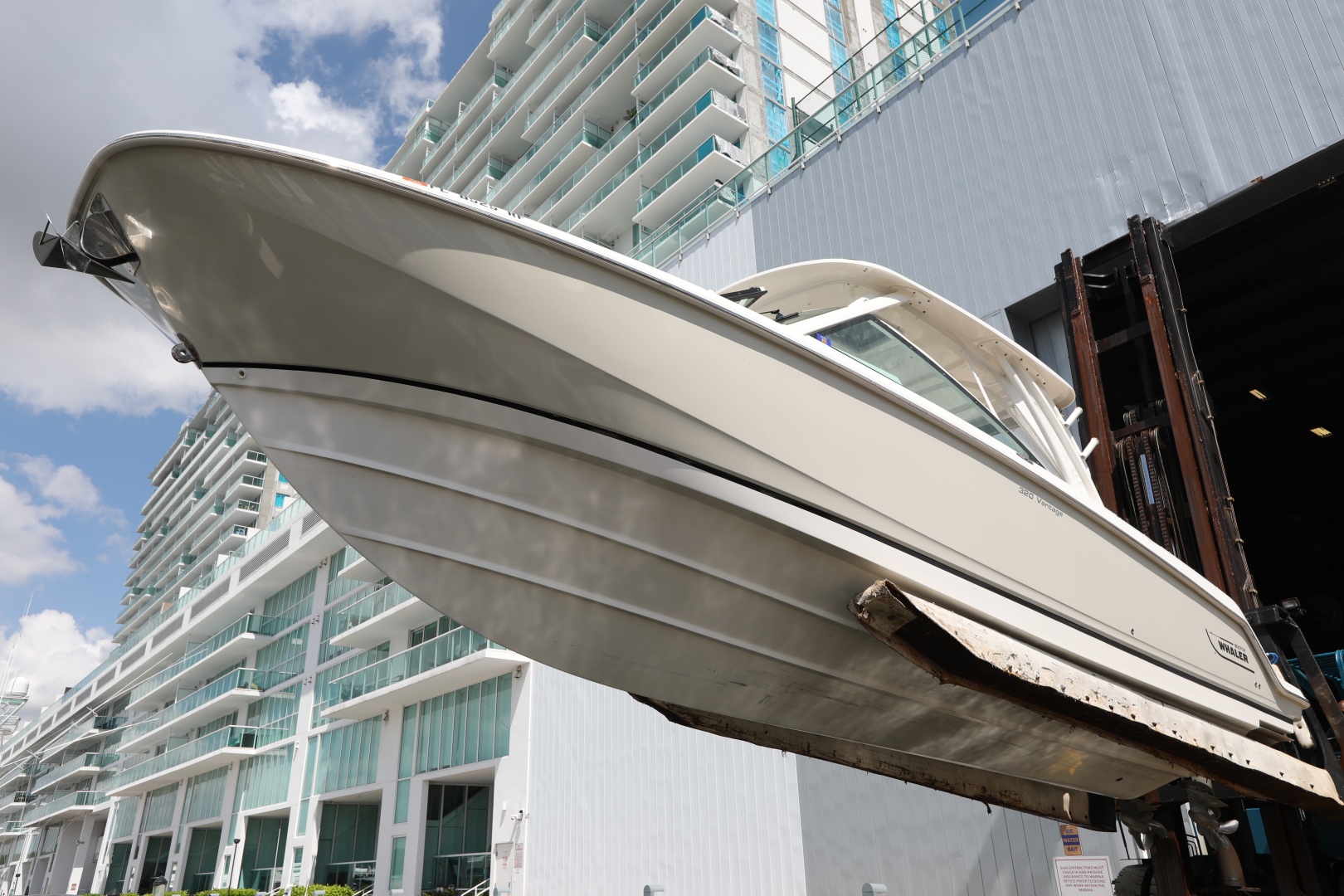 2016 Boston Whaler 320 Vantage — photograph 5