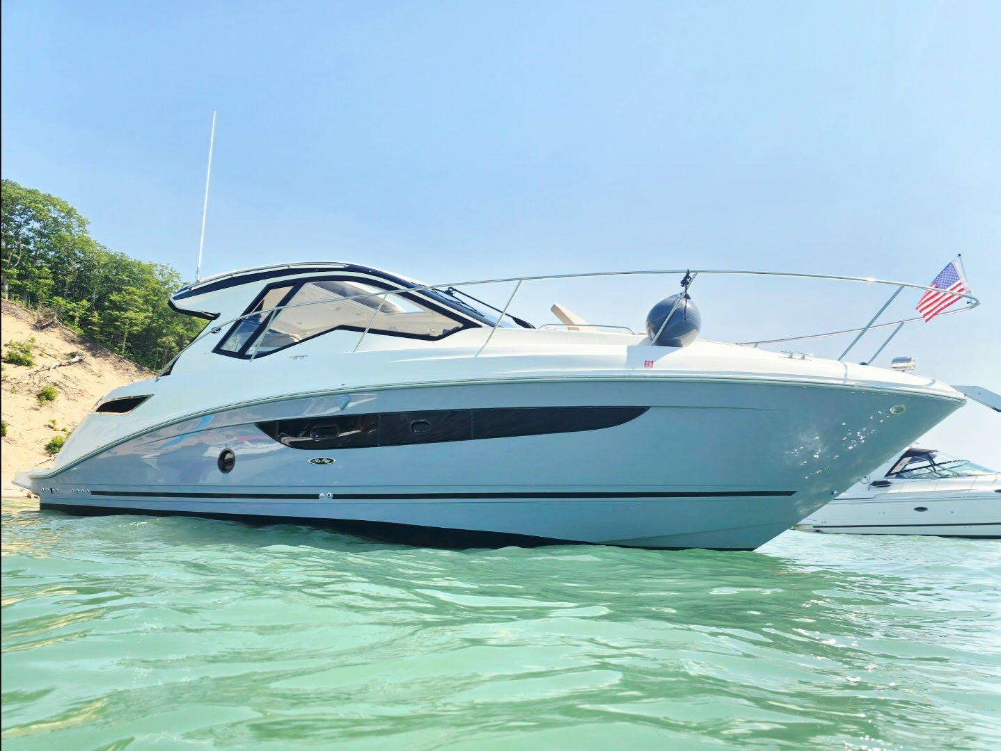 2017 Sea Ray 350 Sundancer Coupe — photograph 2