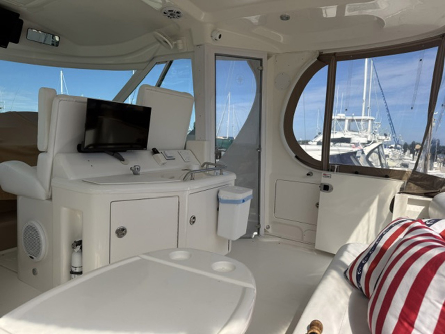 2004 Sea Ray 390 Motor Yacht — photograph 3