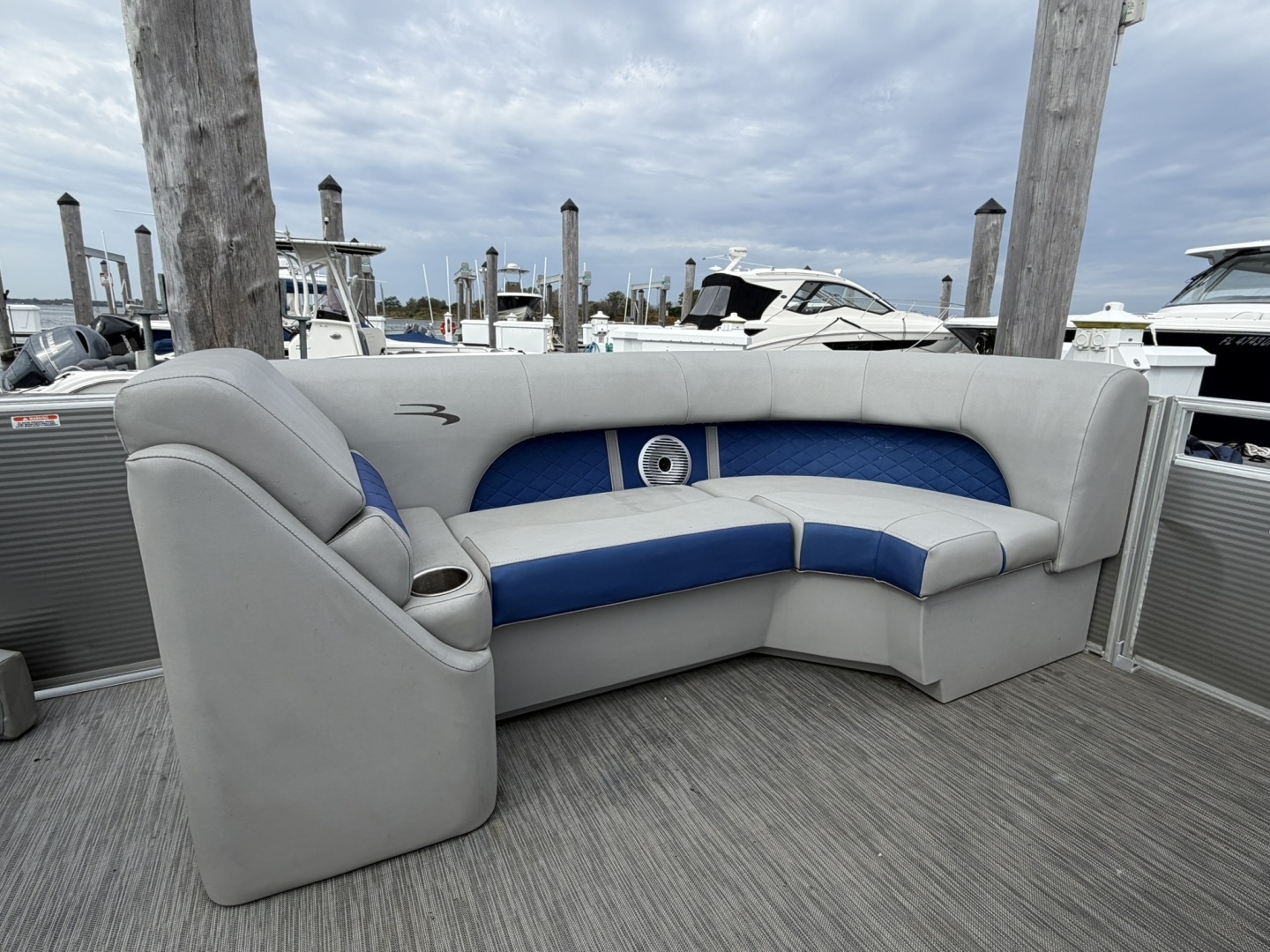 23ft Bennington Yacht For Sale