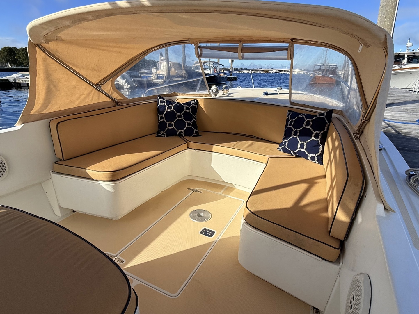 2010 Vanquish 24 Runabout