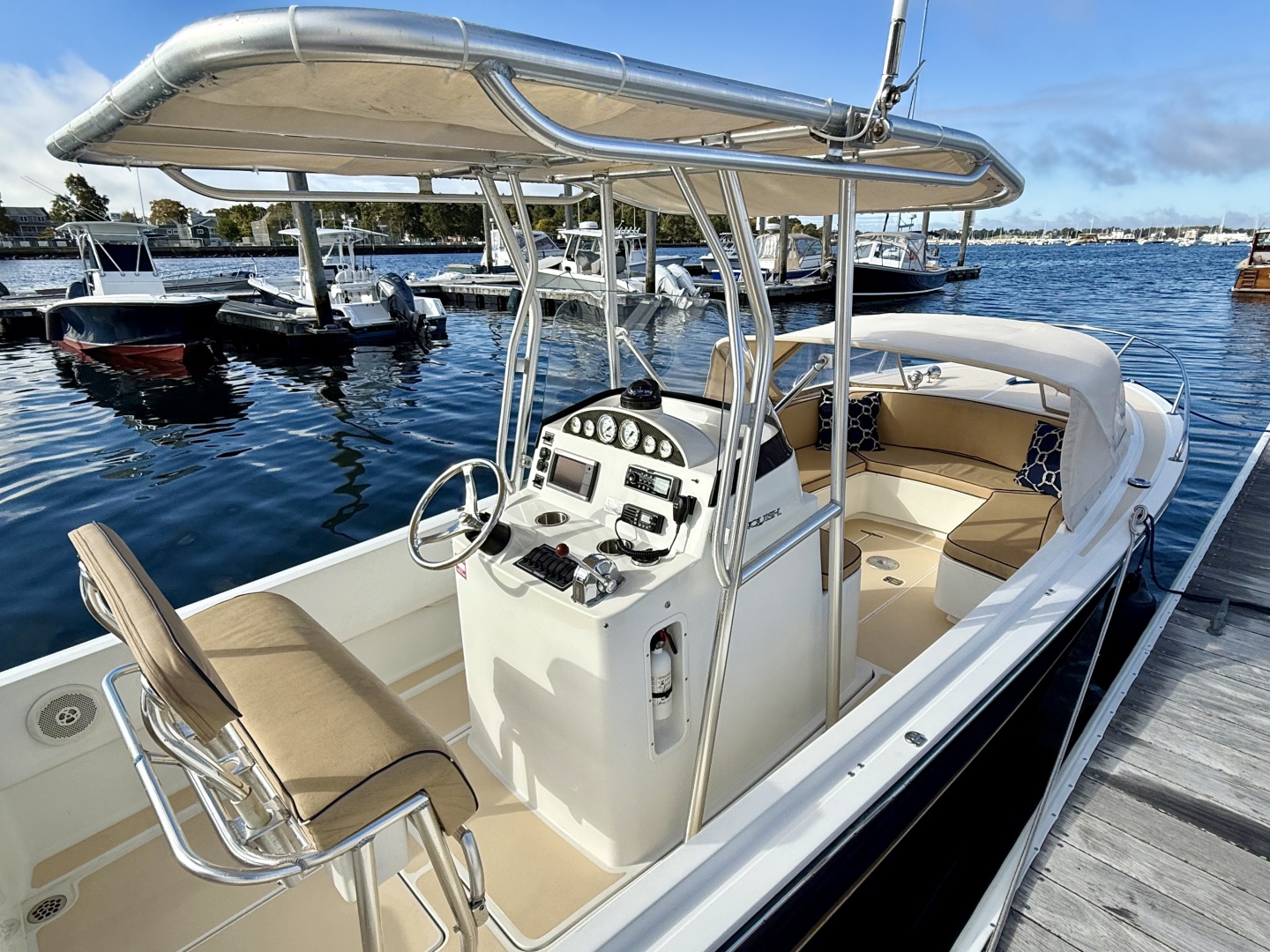 2010 Vanquish 24 Runabout