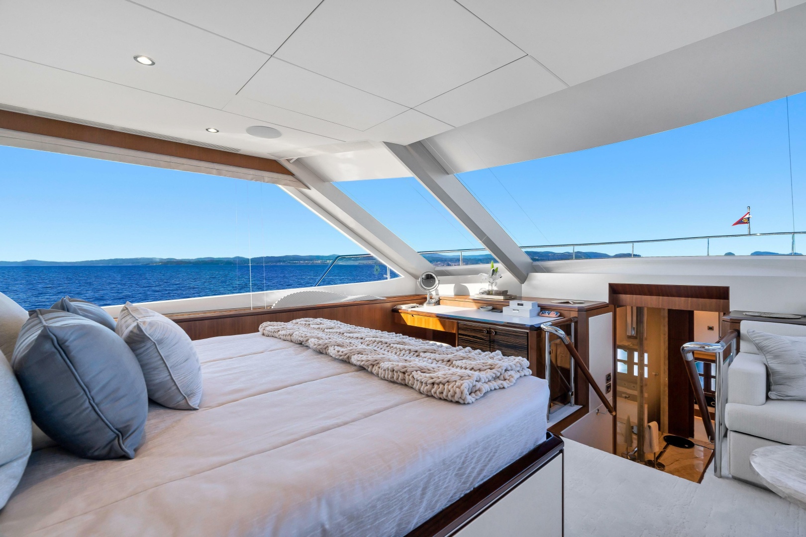 2021 Ocean Alexander 32L Motor Yacht