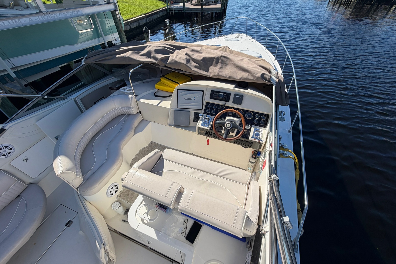 2000 Cruisers Yachts 3575 Express