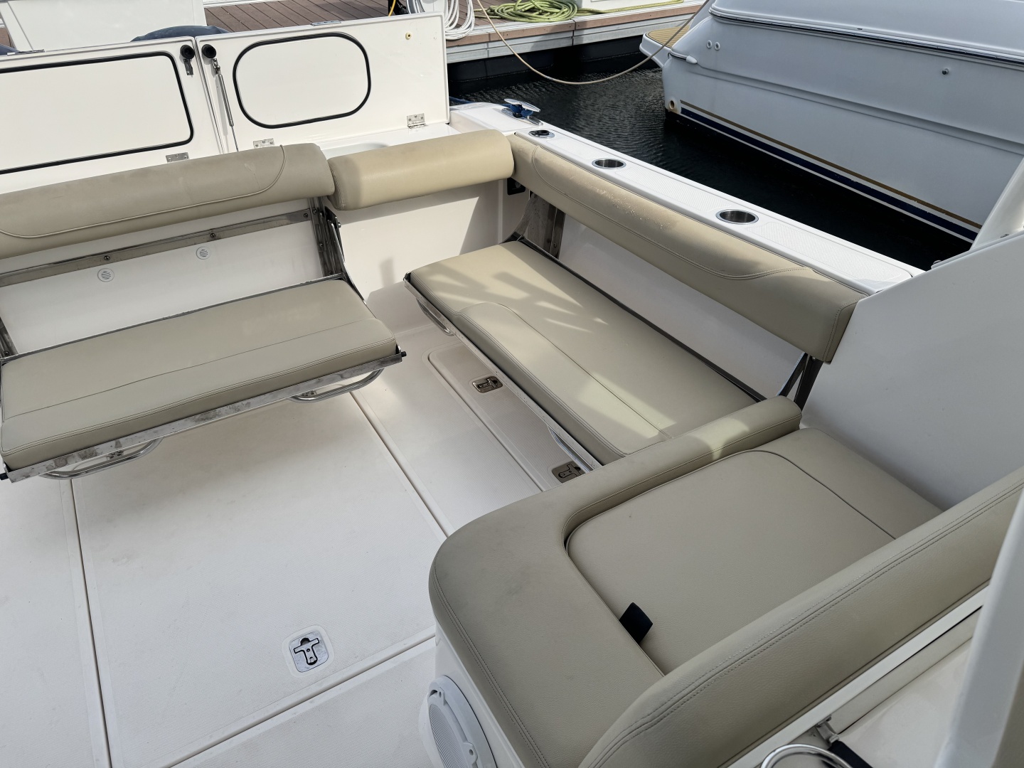 2016 Pursuit 325 DC