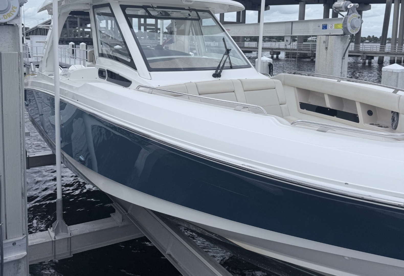 2023 Boston Whaler 350 Realm