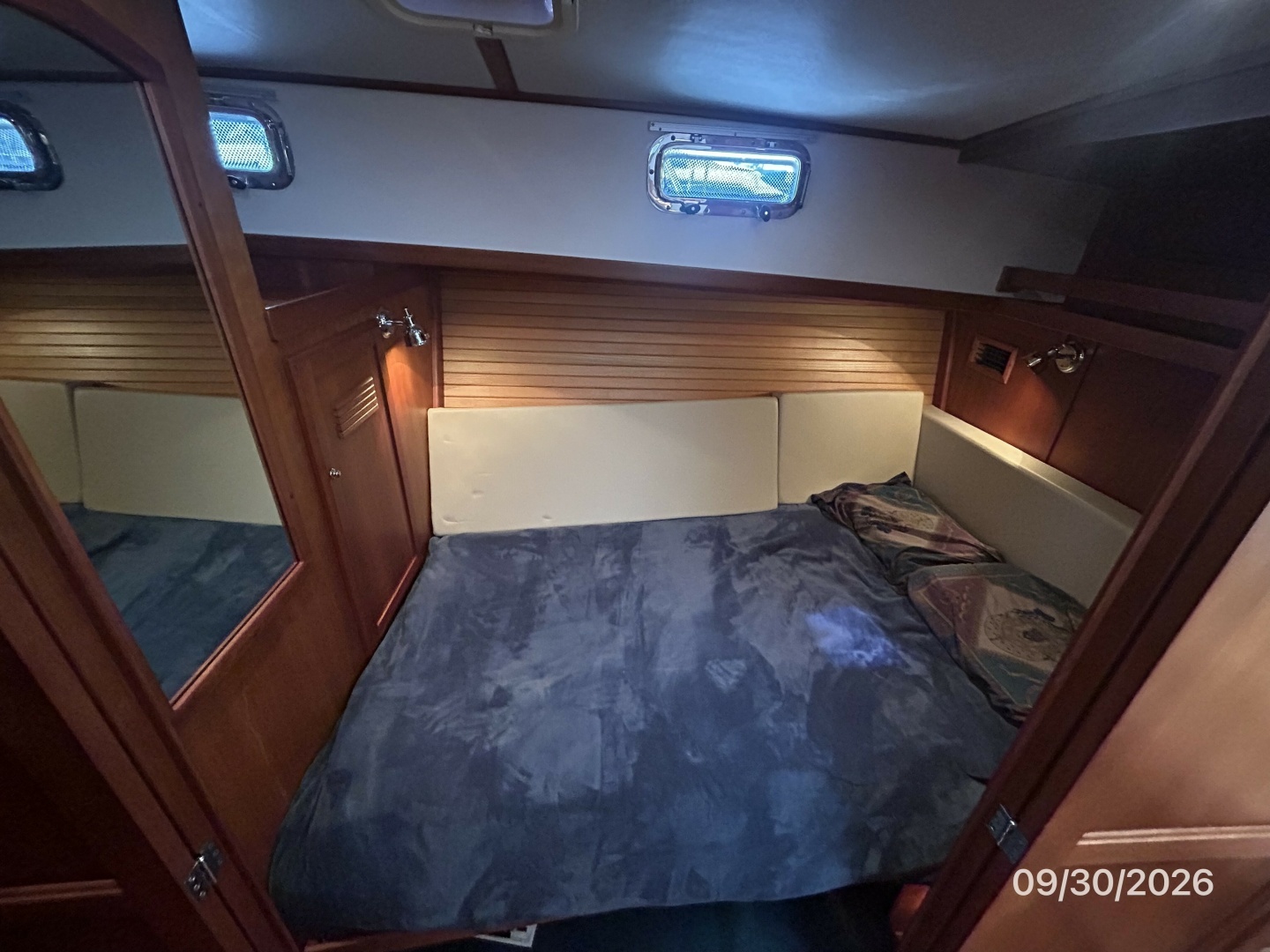 42' Sabre guest stateroom