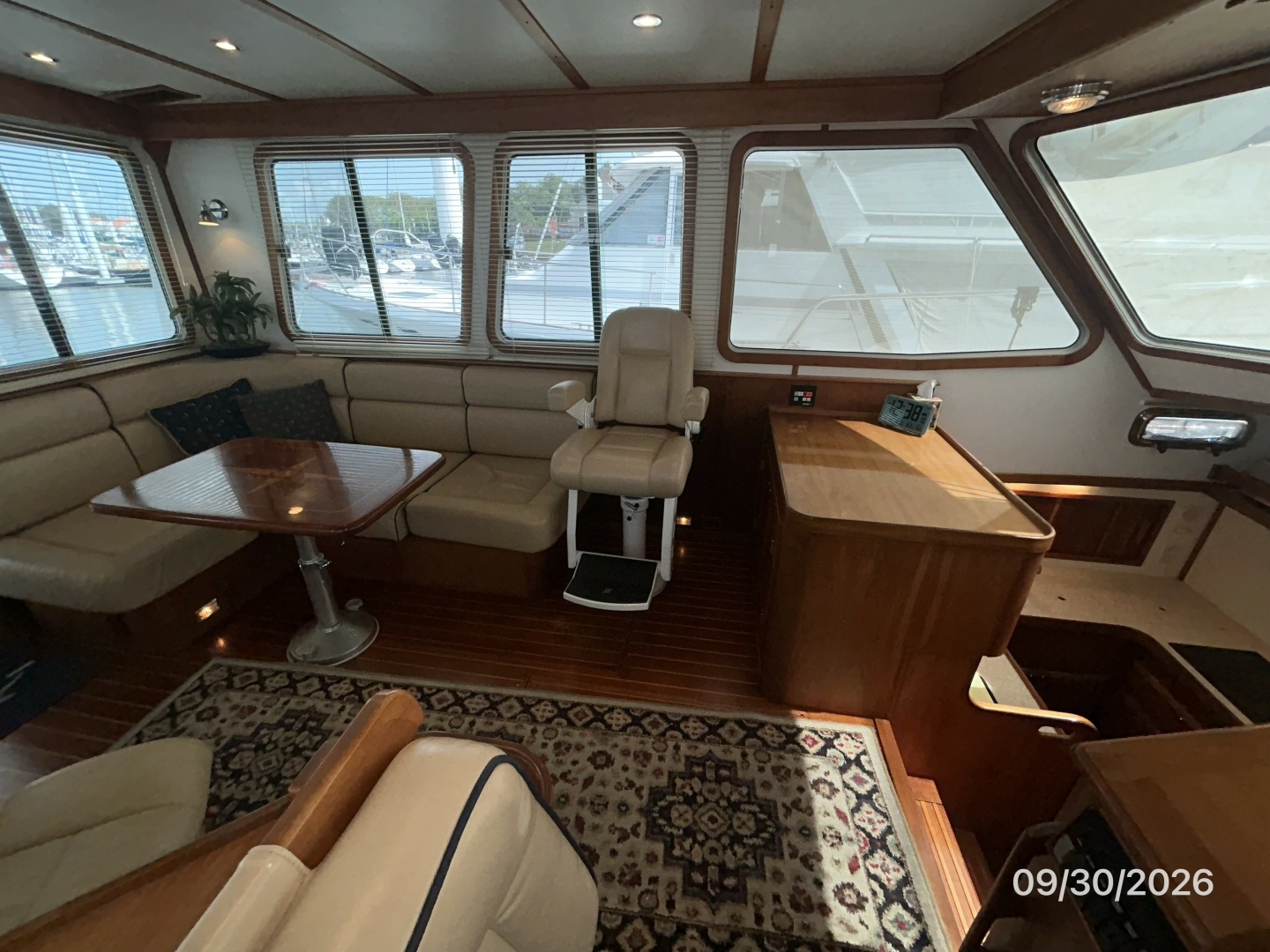 42' Sabre salon port