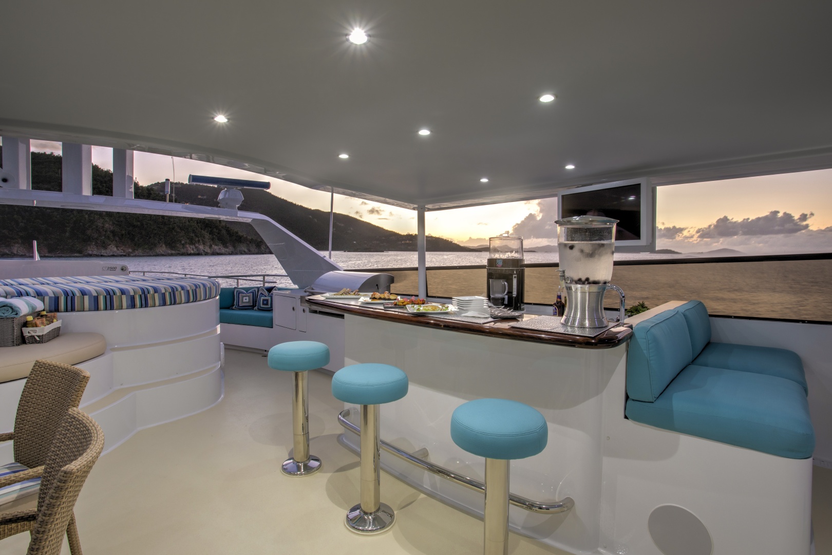 WINNING HAND 120ft Broward Yacht For Sale
