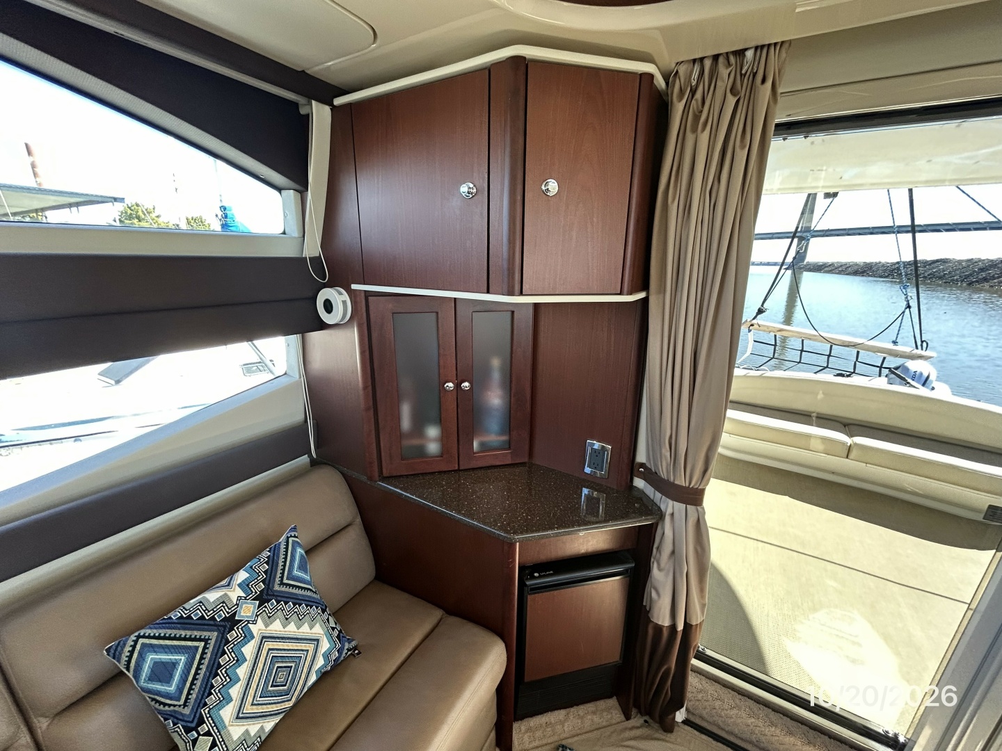 Meridian 441 salon starboard aft