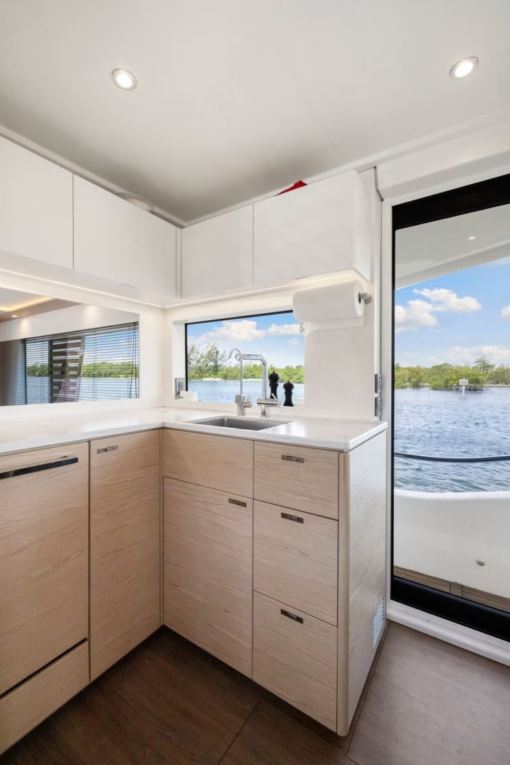 2022 Beneteau Grand Trawler 62