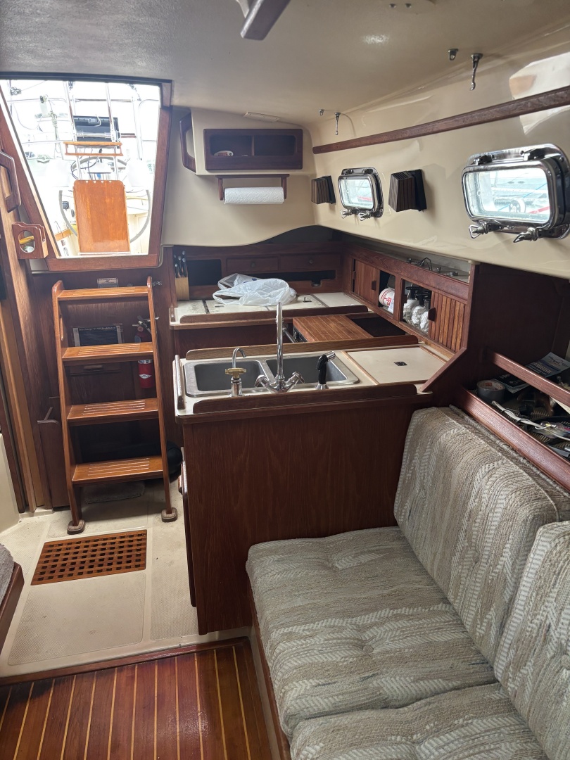 1987 Island Packet 31