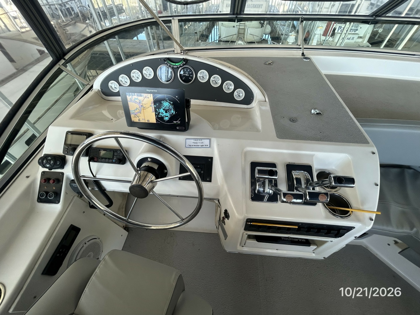 Bayliner 3988 flybridge helm2