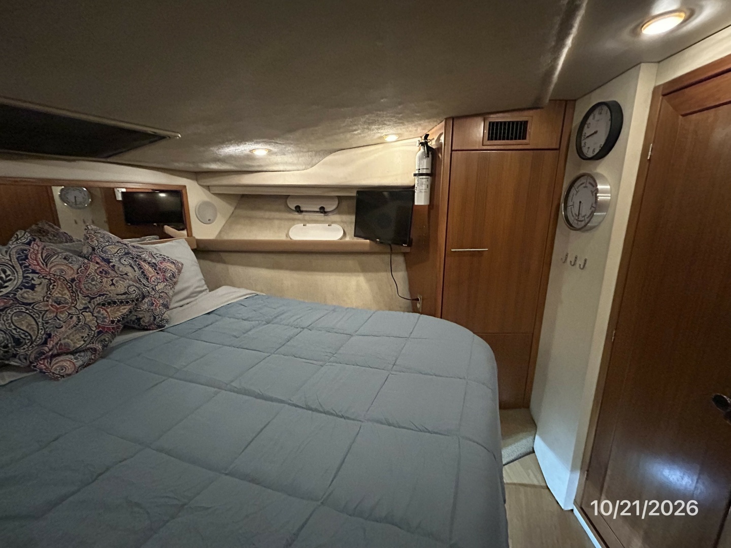 Bayliner 3988 master stateroomstarboard