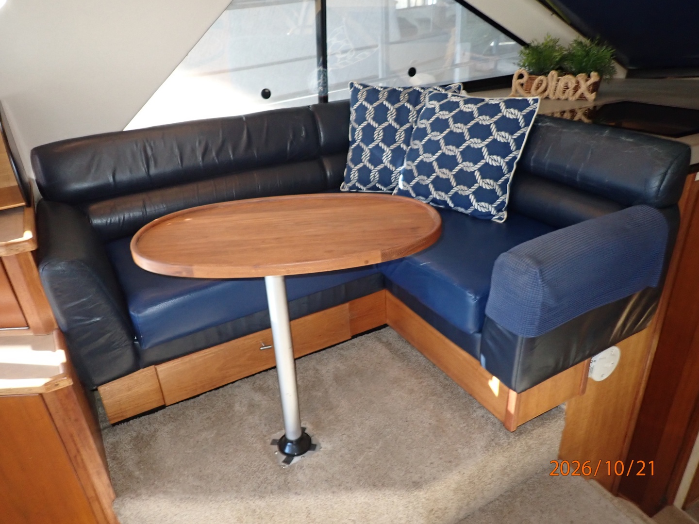 Bayliner 3988 salon dinette