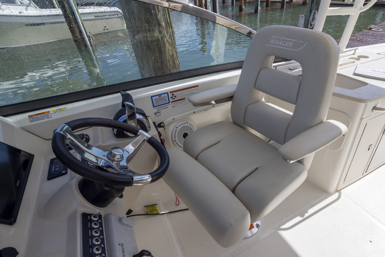 2019 Boston Whaler 270 Vantage