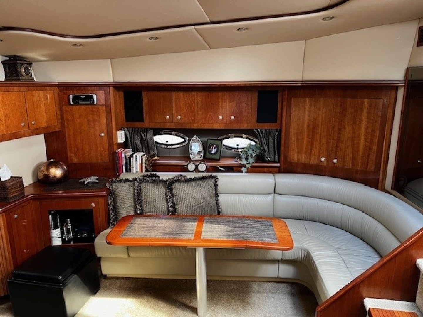 2005 Cruisers Yachts 440