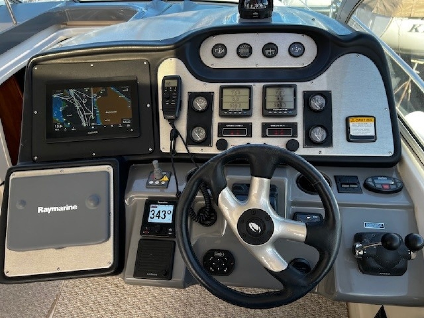 2005 Cruisers Yachts 440