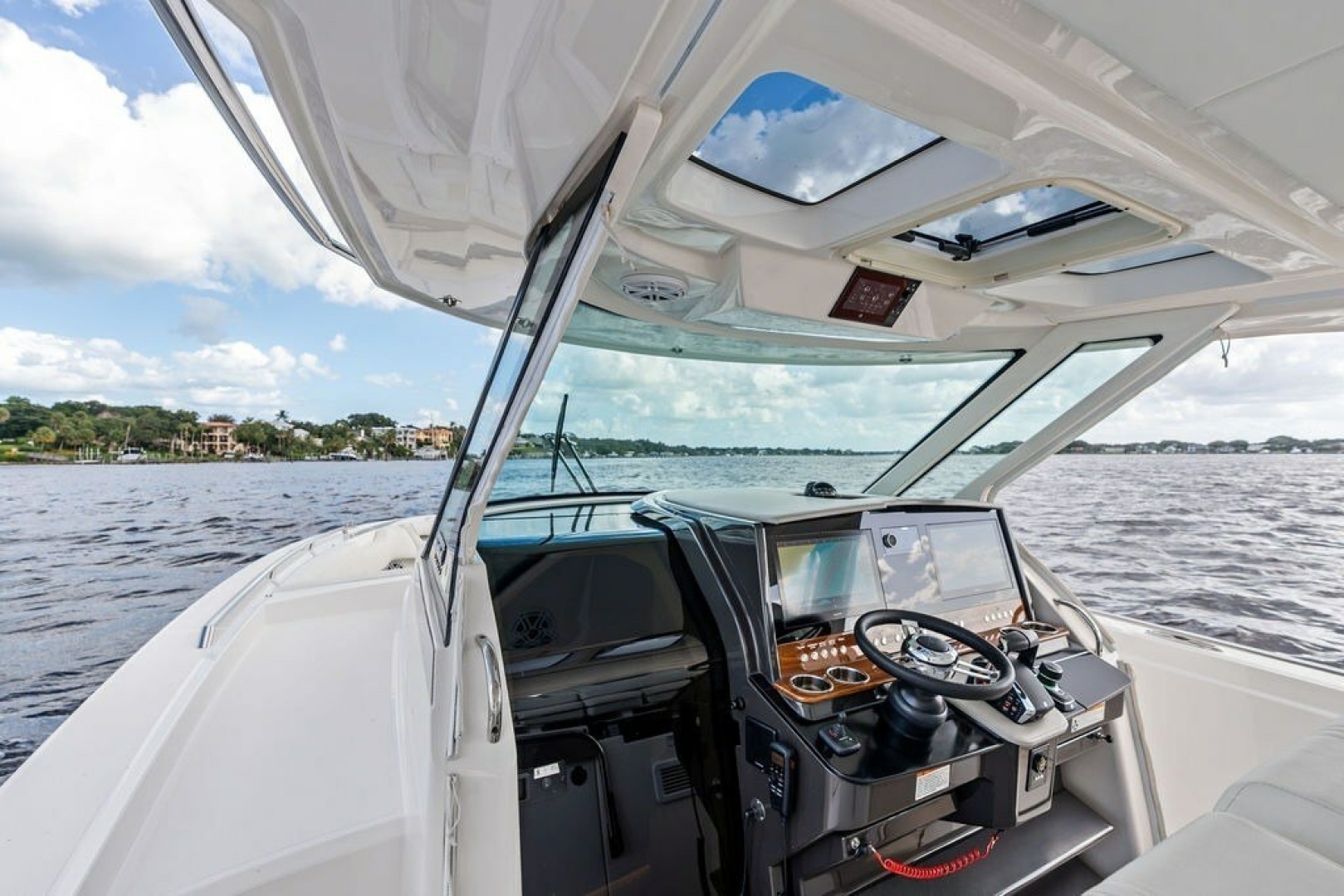 2024 Tiara Yachts 38 LS