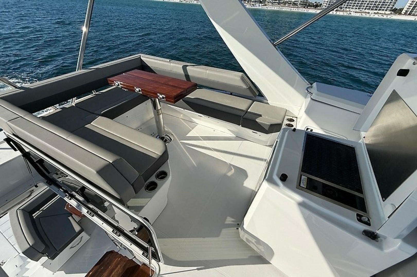 2023 Cruisers Yachts 60 Fly