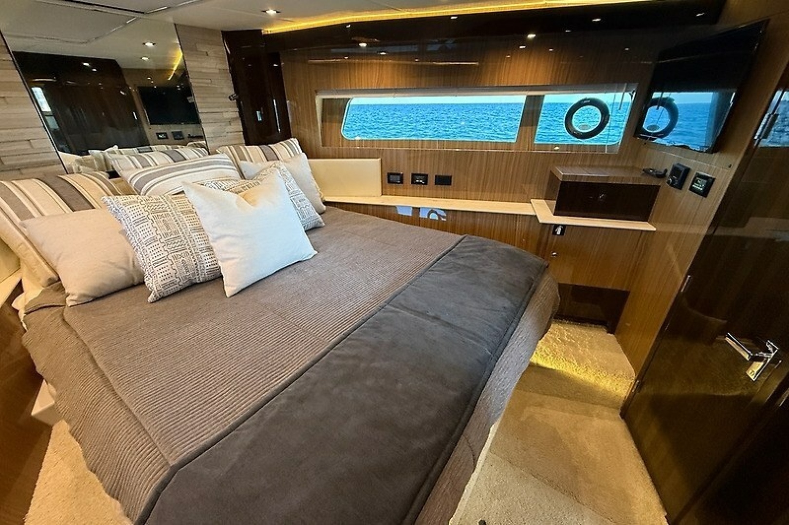 2023 Cruisers Yachts 60 Fly