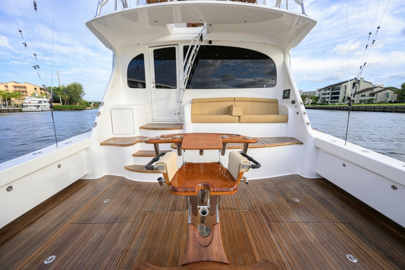 Viking 70 DESPERADO - Cockpit