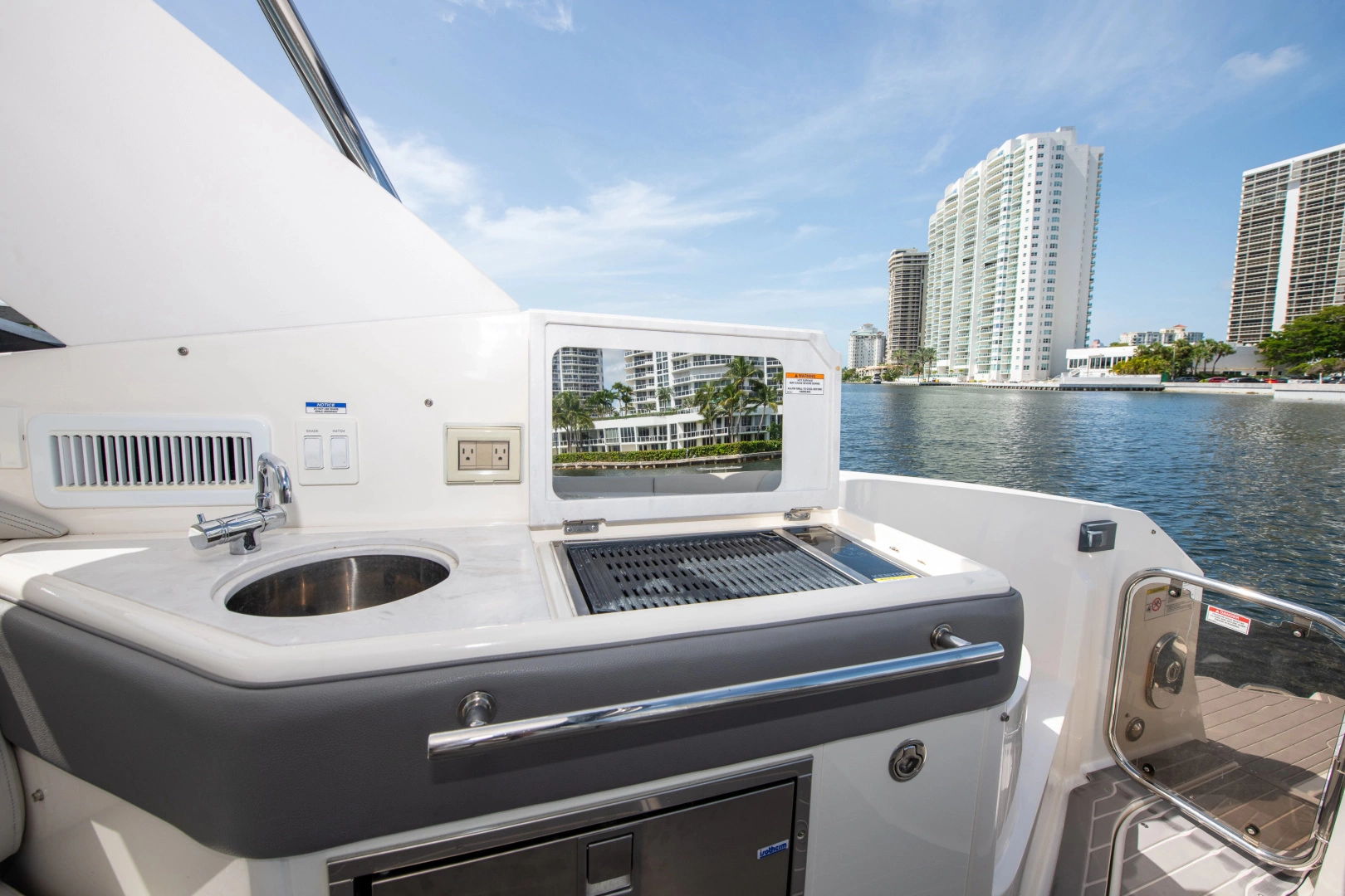 Sea Ray Sundancer 320 OB Yacht For Sale