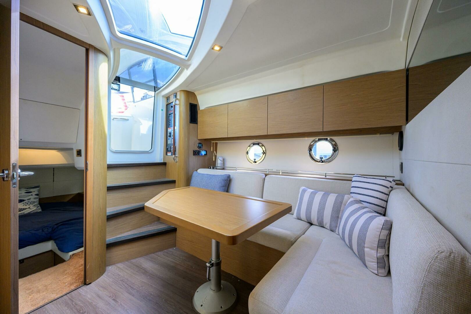 2015 Beneteau 38 GT — photograph 4