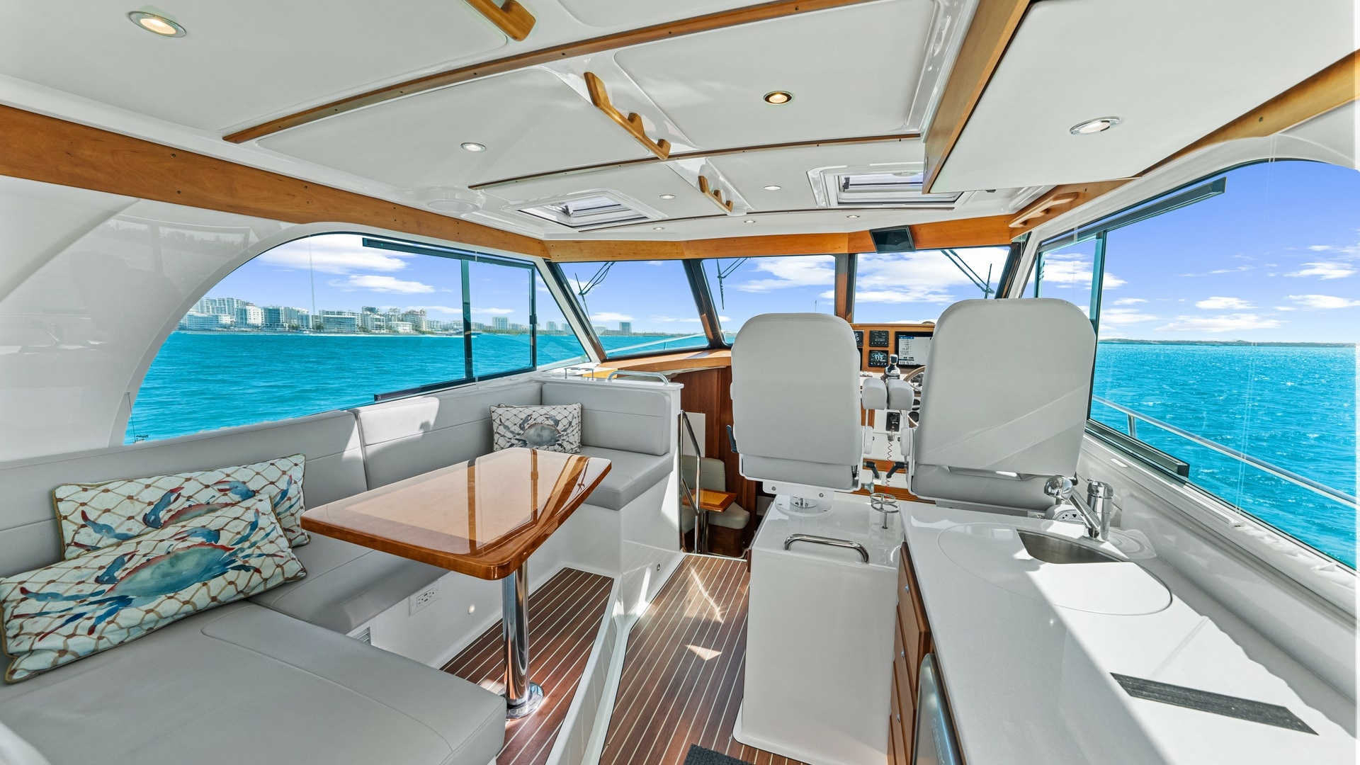 Spacious Helm and Salon Area