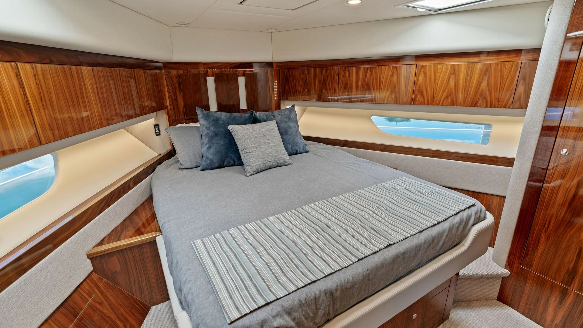 Riviera 57 Enclosed Bridge Yacht For Sale